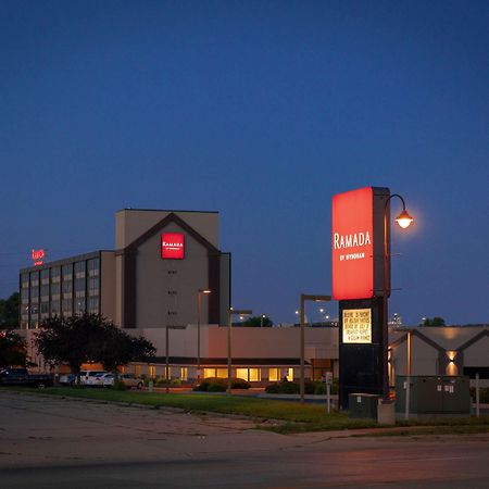 Ramada By Wyndham Cedar Rapids Hotell Eksteriør bilde