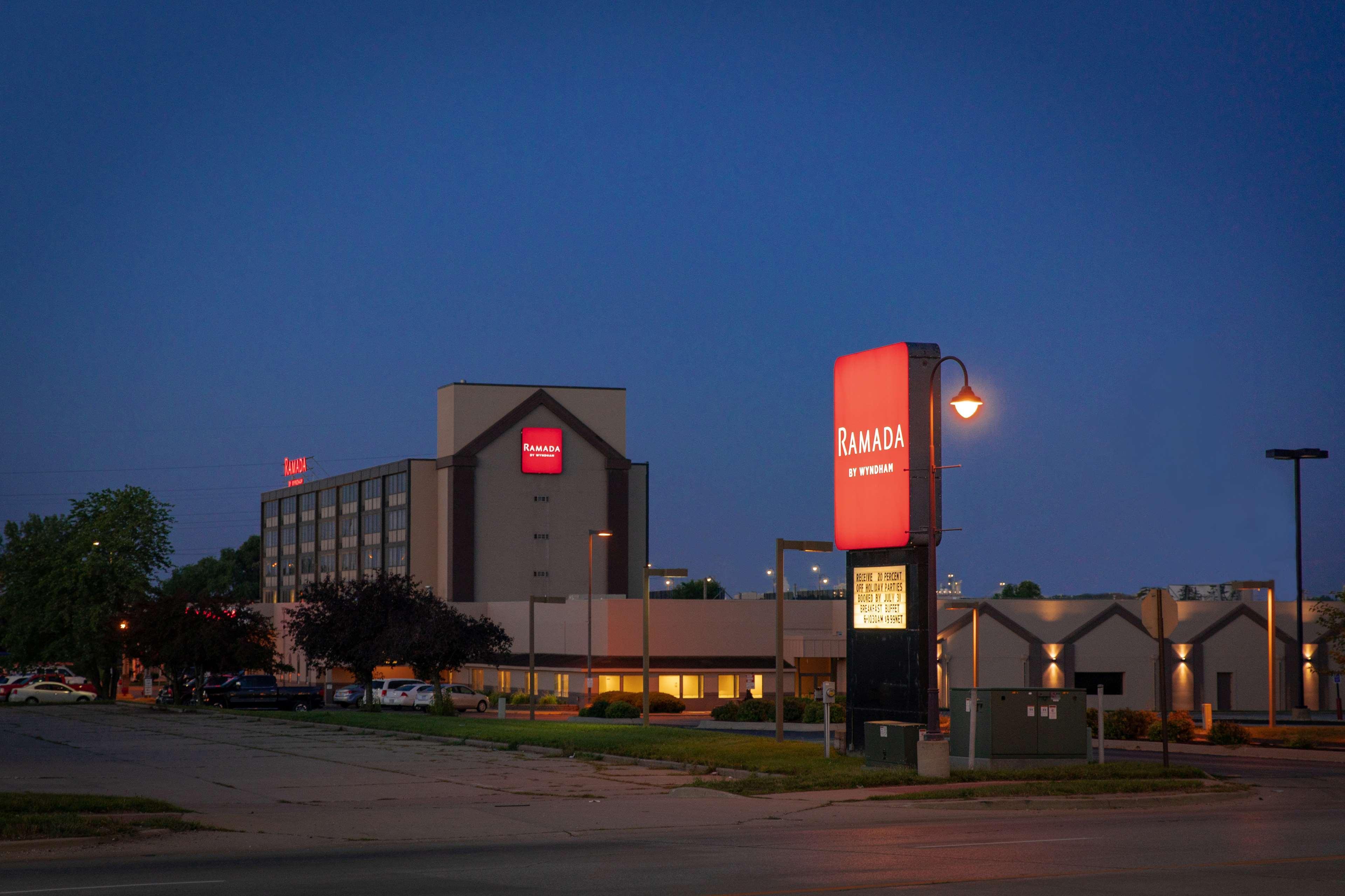 Ramada By Wyndham Cedar Rapids Hotell Eksteriør bilde