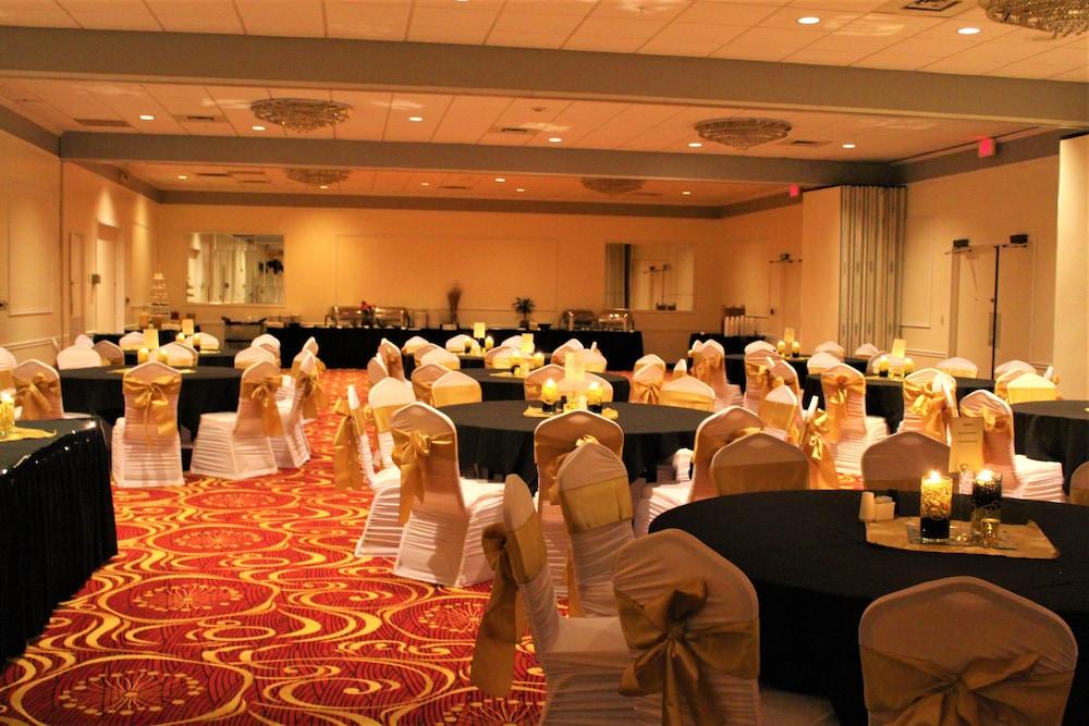 Ramada By Wyndham Cedar Rapids Hotell Eksteriør bilde